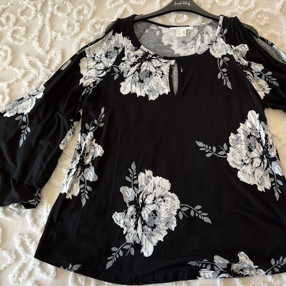 Venus bell sleeve cutout shoulder floral top, size M - Picture 3 of 3